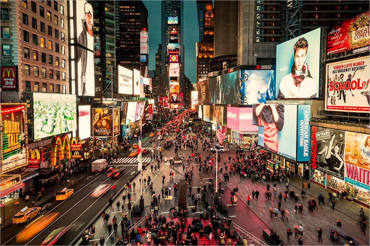 Bild von Werbeflächen in New York als Sinnbild für das Thema Öffentlichkeitsarbeit und PR der Unternehmensberatung für Stuttgart